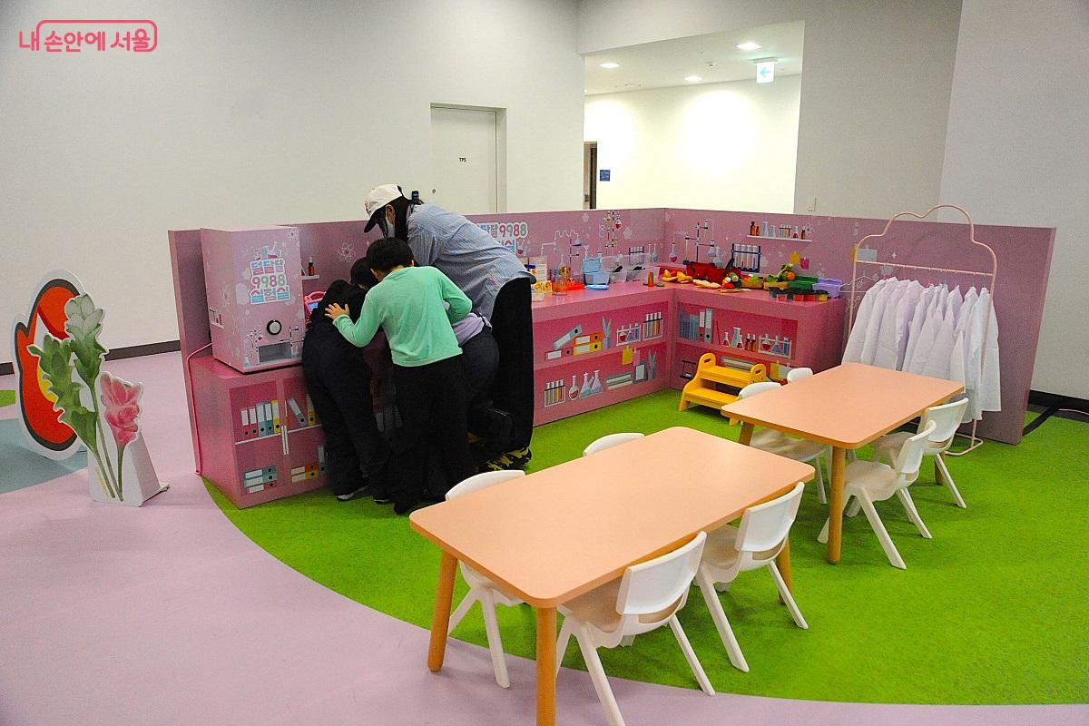 &lsquo;덜달달9988 실험실&rsquo;에서 식품에 들어간 설탕의 양을 알아보는 어린이들 &copy;조수봉