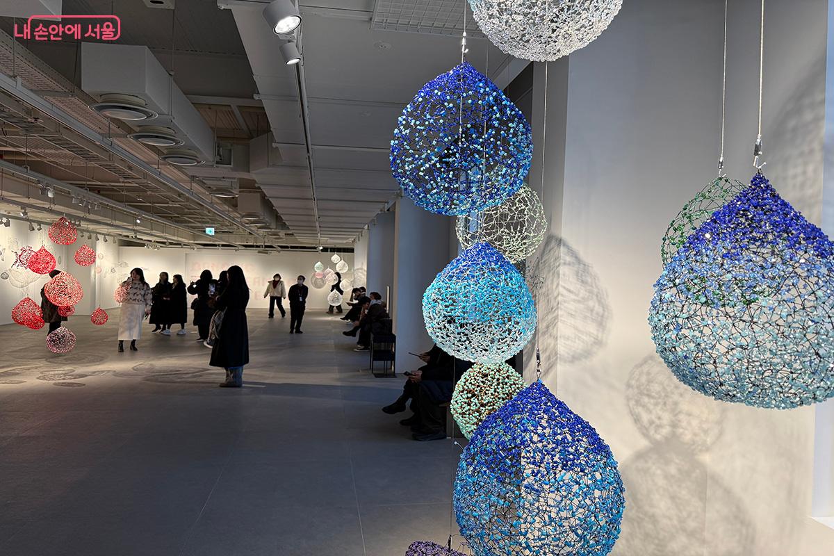 물방울과 물고기 작품을 관람하는 관람객들 &copy;김미정