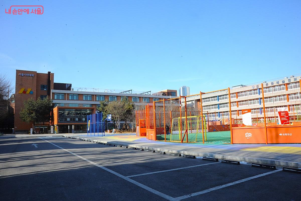 &lsquo;모두의 운동장&rsquo; 1호점은 서울시민대학 모두의학교 캠퍼스 내에 조성됐다. &copy;조수봉