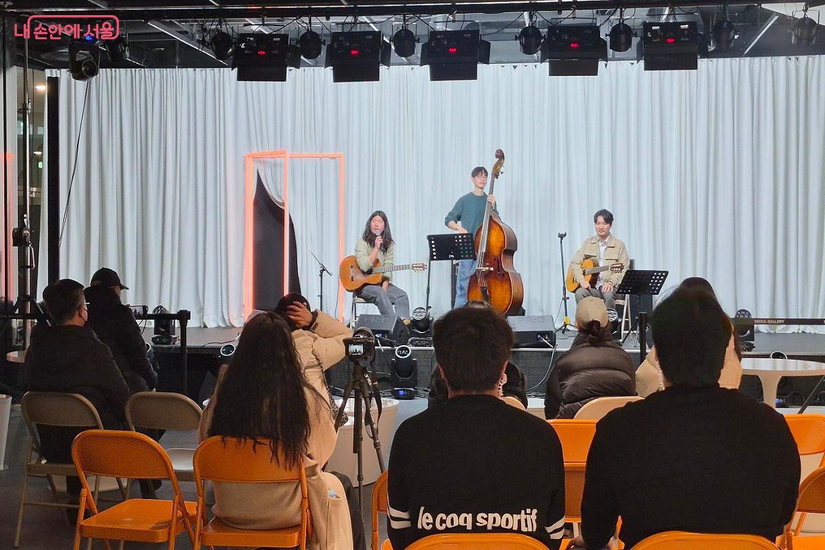 다양한 장르의 소규모 공연과 이벤트를 관람할 수 있는 공연장