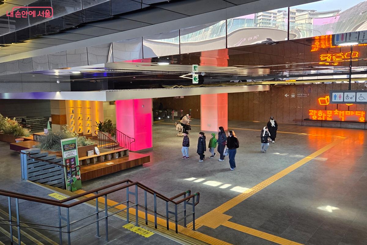 '광화문 라운지'는 광화문광장에서 지하 광화문역으로 이어지는 곳에 위치해 있다. ©이상돈
