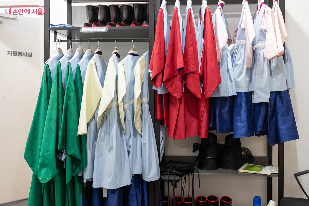 1층 전통의상체험실에서 의상을 빌려 입을 수 있다. &copy;문청야