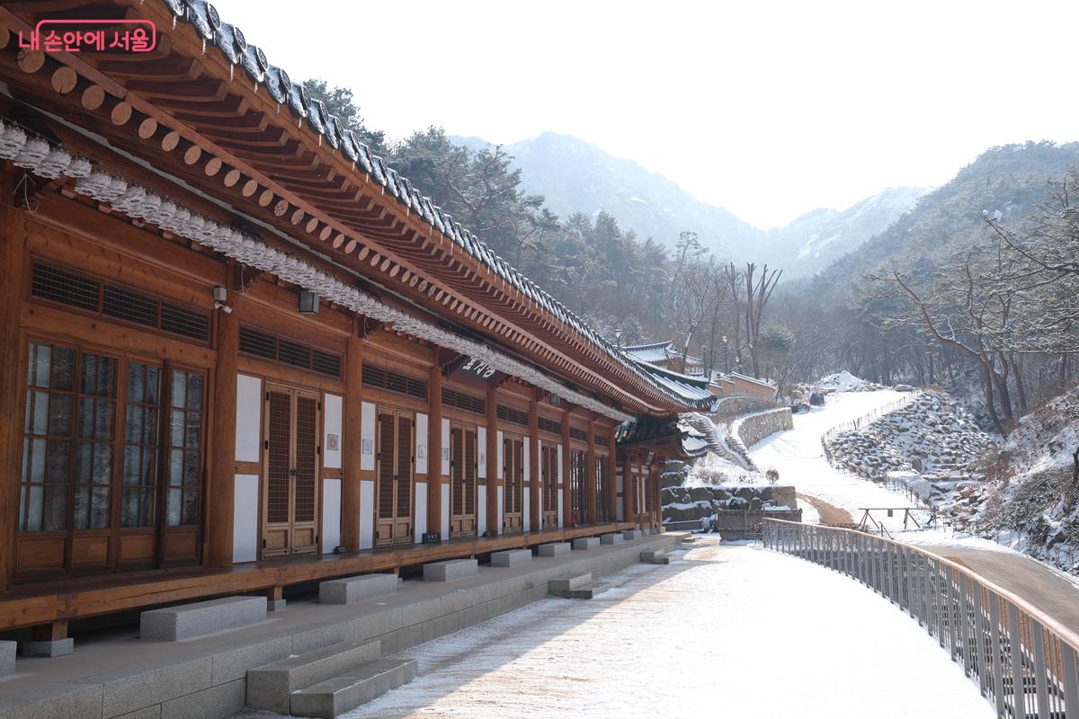 주변 자연경관과 어우러져 더욱 웅장한 느낌이 드는 진관사 &copy;박우영