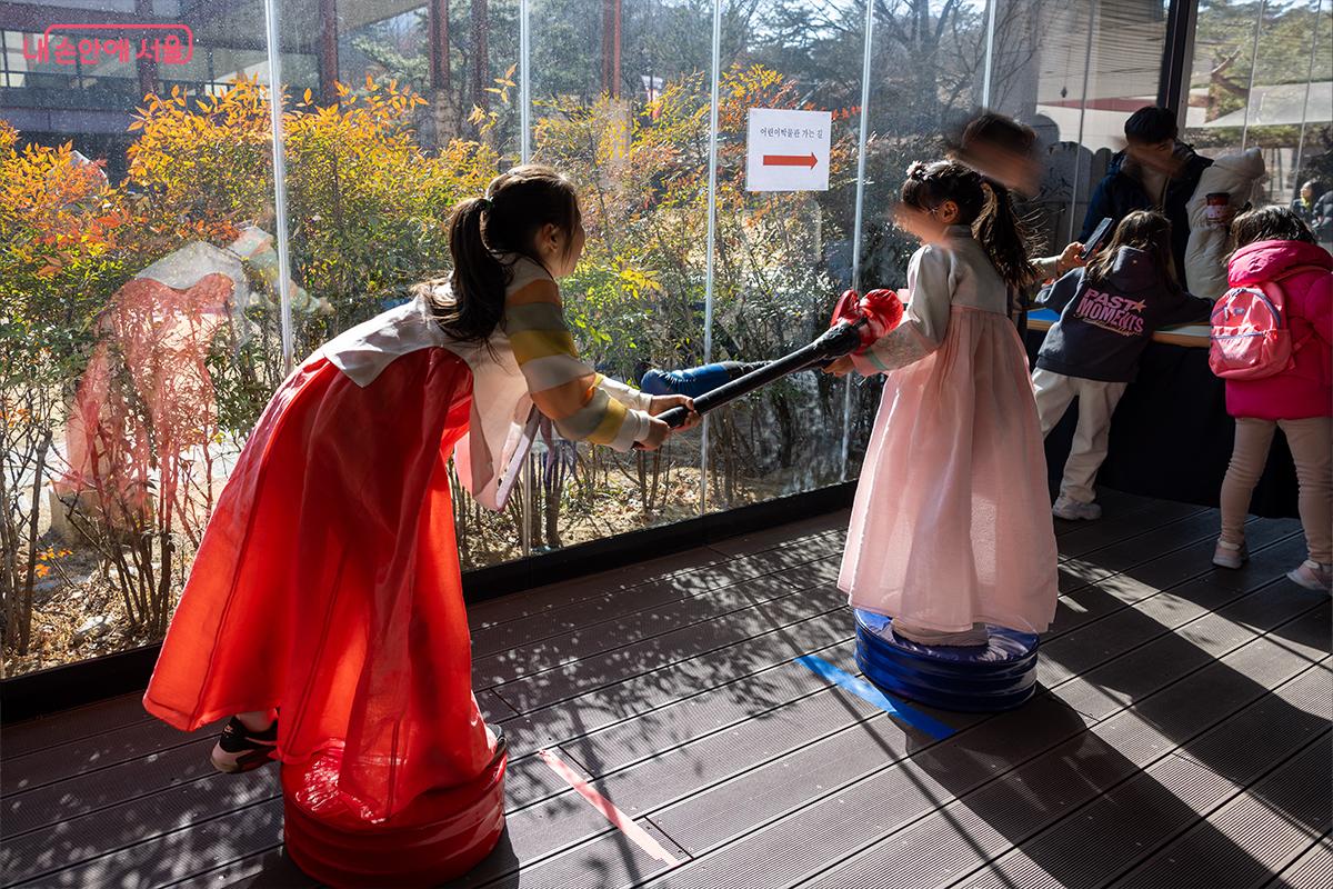  전통놀이를 즐기는 어린이들ⓒ장신자