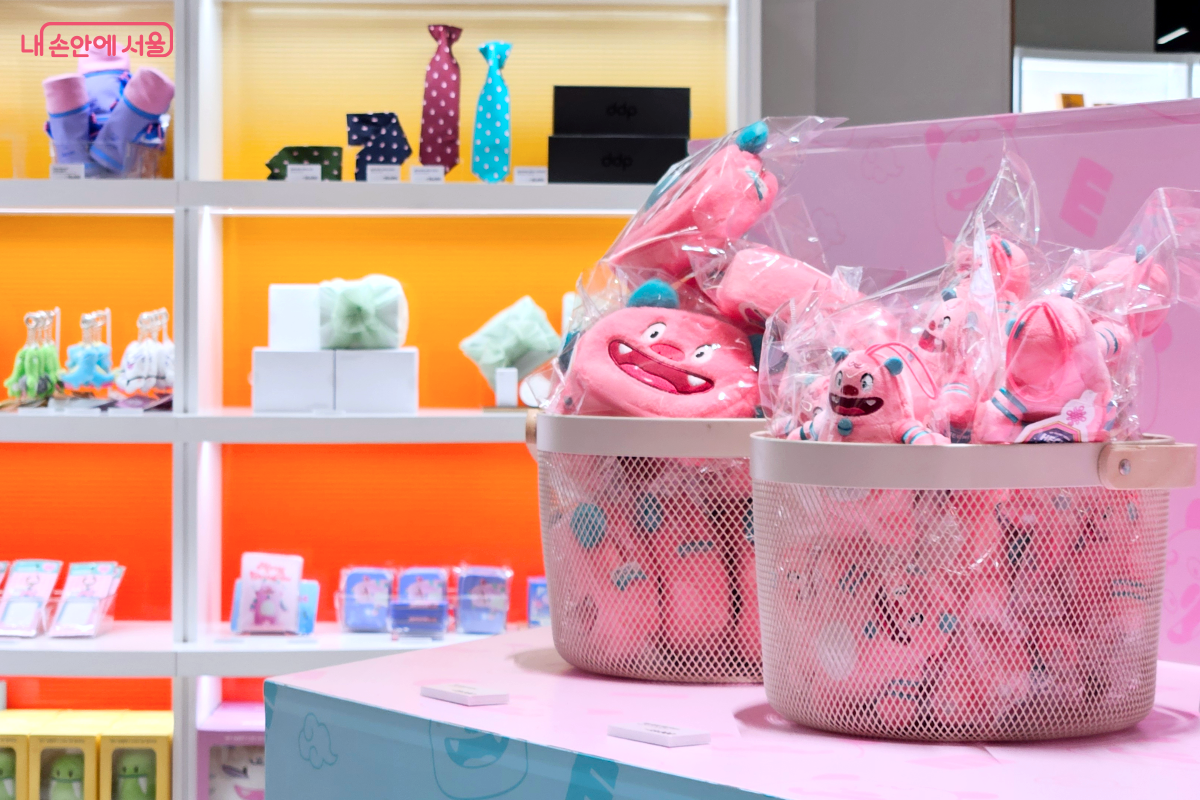 서울마이소울샵 사진. 해치 얼굴 파우치와 해치 키링이 진열되어 있다. 그 뒤에는 다양한 서울굿즈와 해치굿즈가 진열되어 있다.