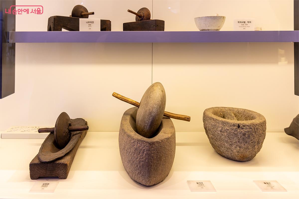 한의학의 생활 지혜를 보여주는 약재를 빻고 갈아내던 전통 도구들 &copy;문청야