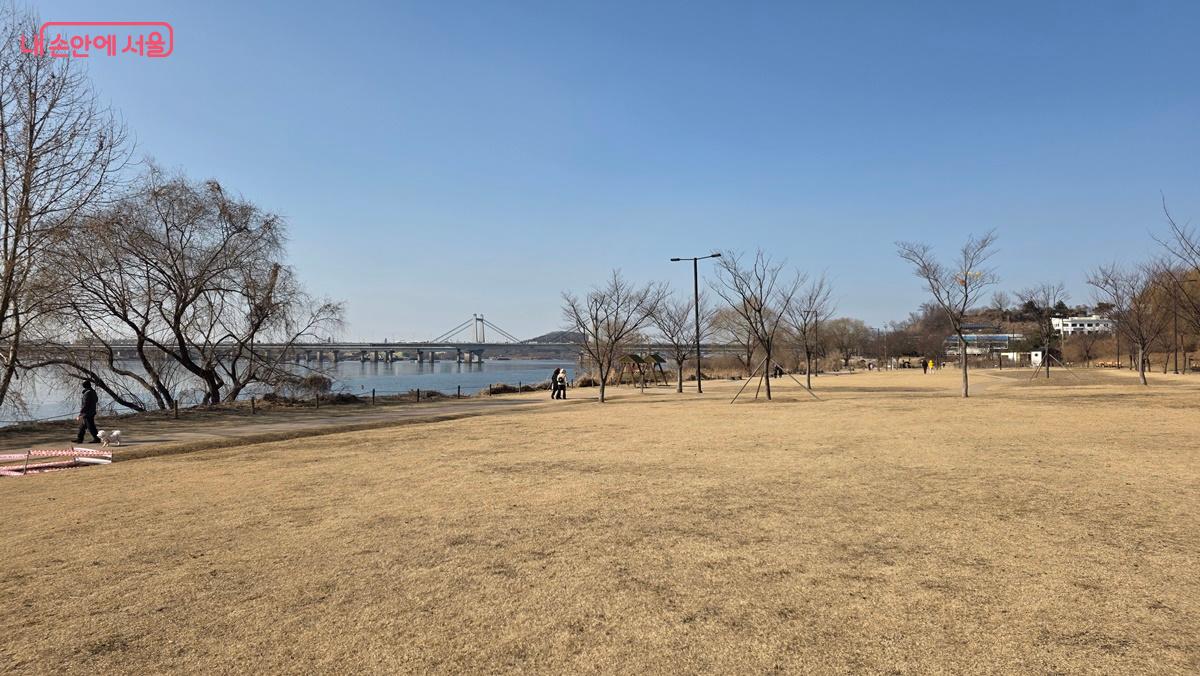 행주산성 역사공원 잔디광장은 설 명절 제기차기 연날리기 하기에도 좋은 공간이다. ⓒ최용수