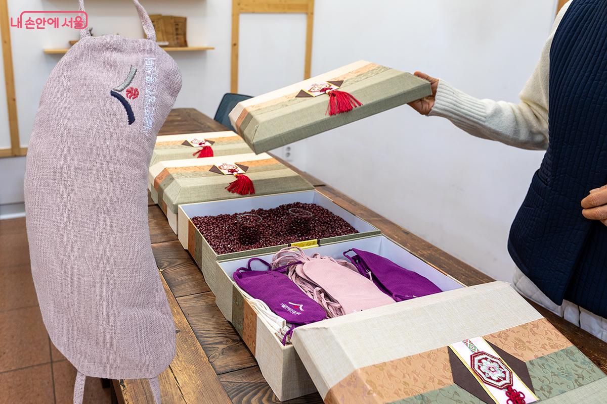 2층 한방공작소에서 팥, 박하, 팔각 등을 넣어 안대 만들기 체험을 할 수 있다. &copy;문청야