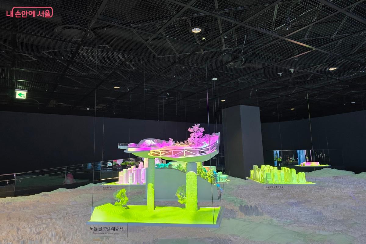 서울시 전체를 모형으로 만들어 놓은 공간은 그 자체로 멋진 전시가 된다. ⓒ김은주