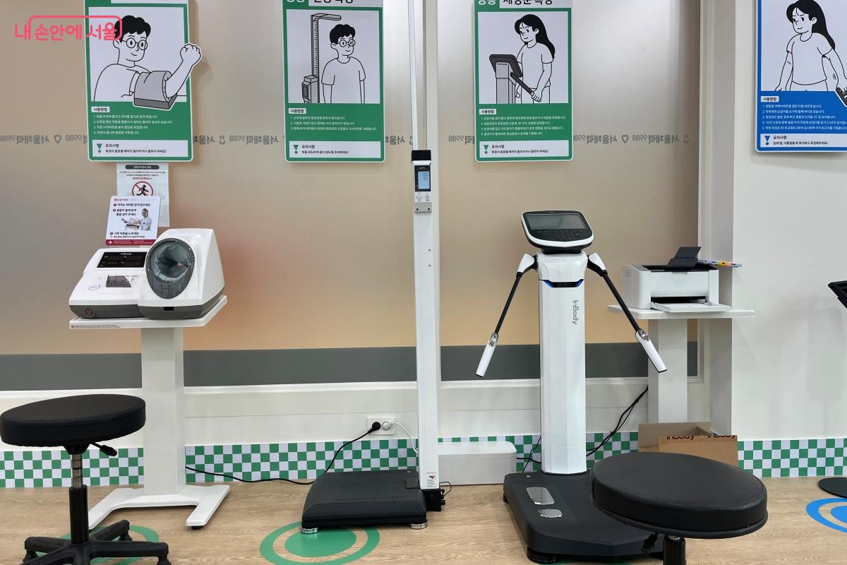 혈압, 신장과 몸무게, 체성분 검사를 진해한다. &copy;김연희