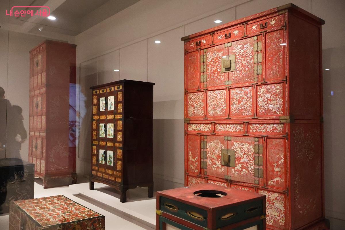 왕실의 생활, 조선 왕실 가족들의 의복, 장신구, 가구 등 화려하고 기품 있는 일상 유물들을 통해 당시의 생활상을 전한다. &copy;김대진