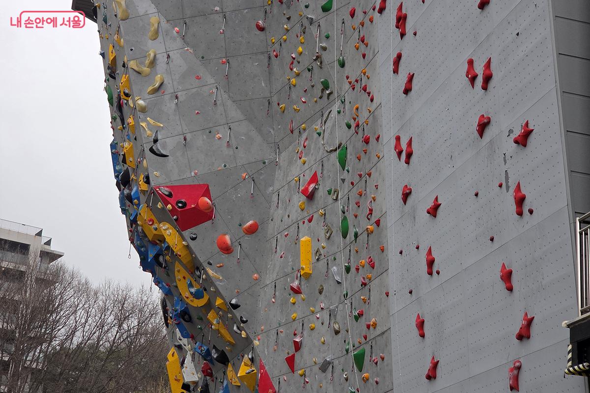 강북구 우이동에 위치한 북한산 국제클라이밍센터 실외벽 ©정민호