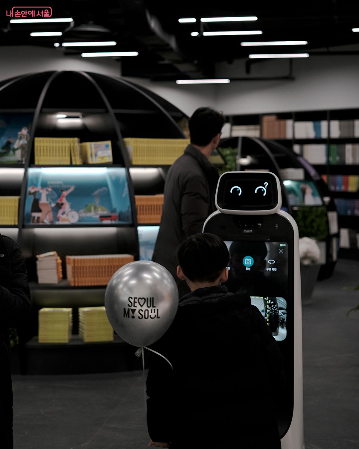 서울시 발행 간행물을 판매하는 &lsquo;서울책방&rsquo; &copy;김아름