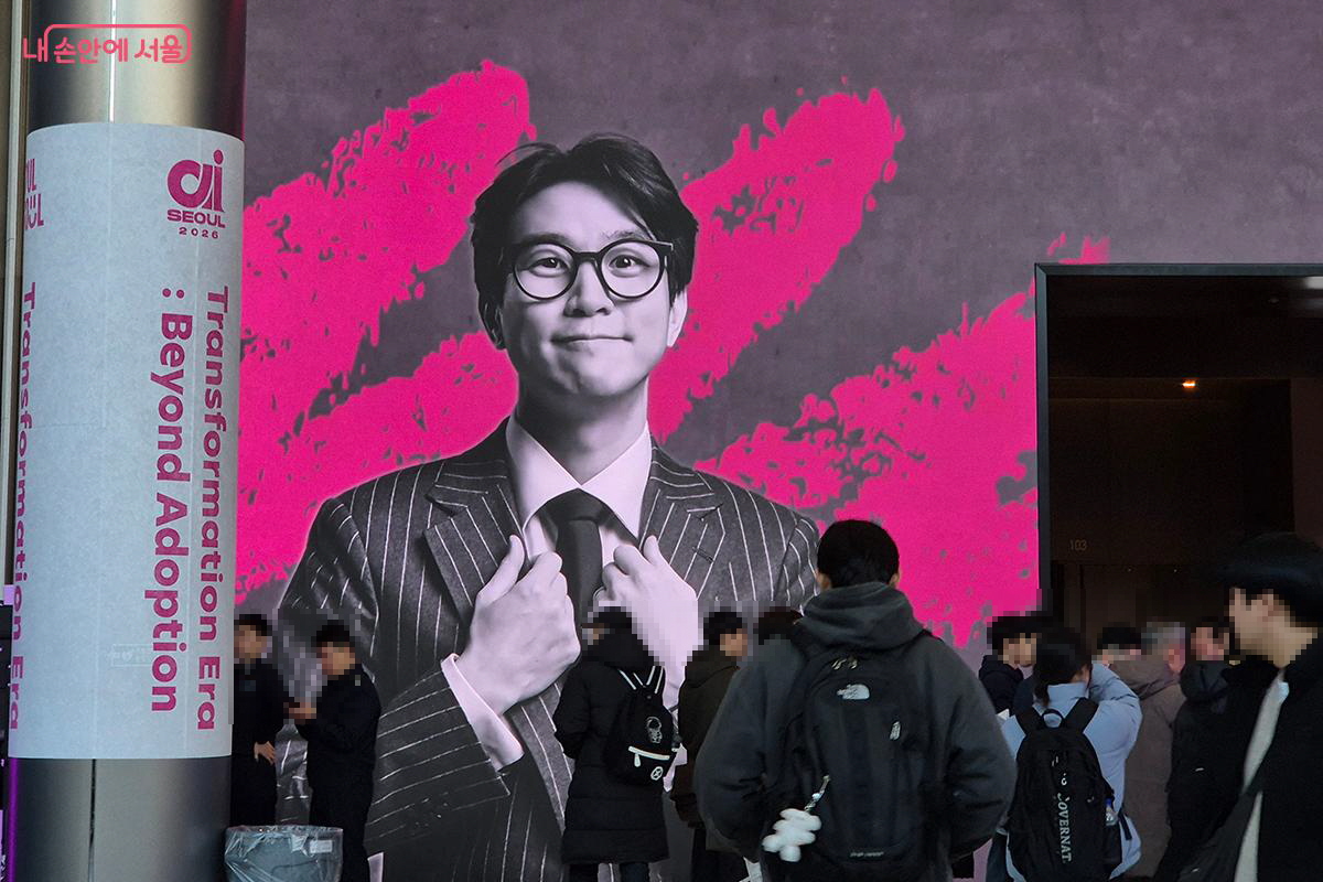 이세돌 9단과의 대담에서 진행을 맡은 조승연 작가