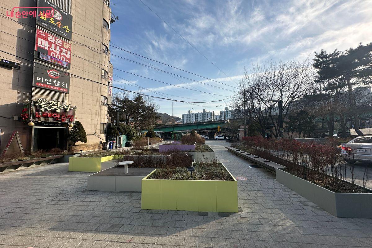 사당역 14번 출구에 쉼터가 조성됐다.&copy;김재형