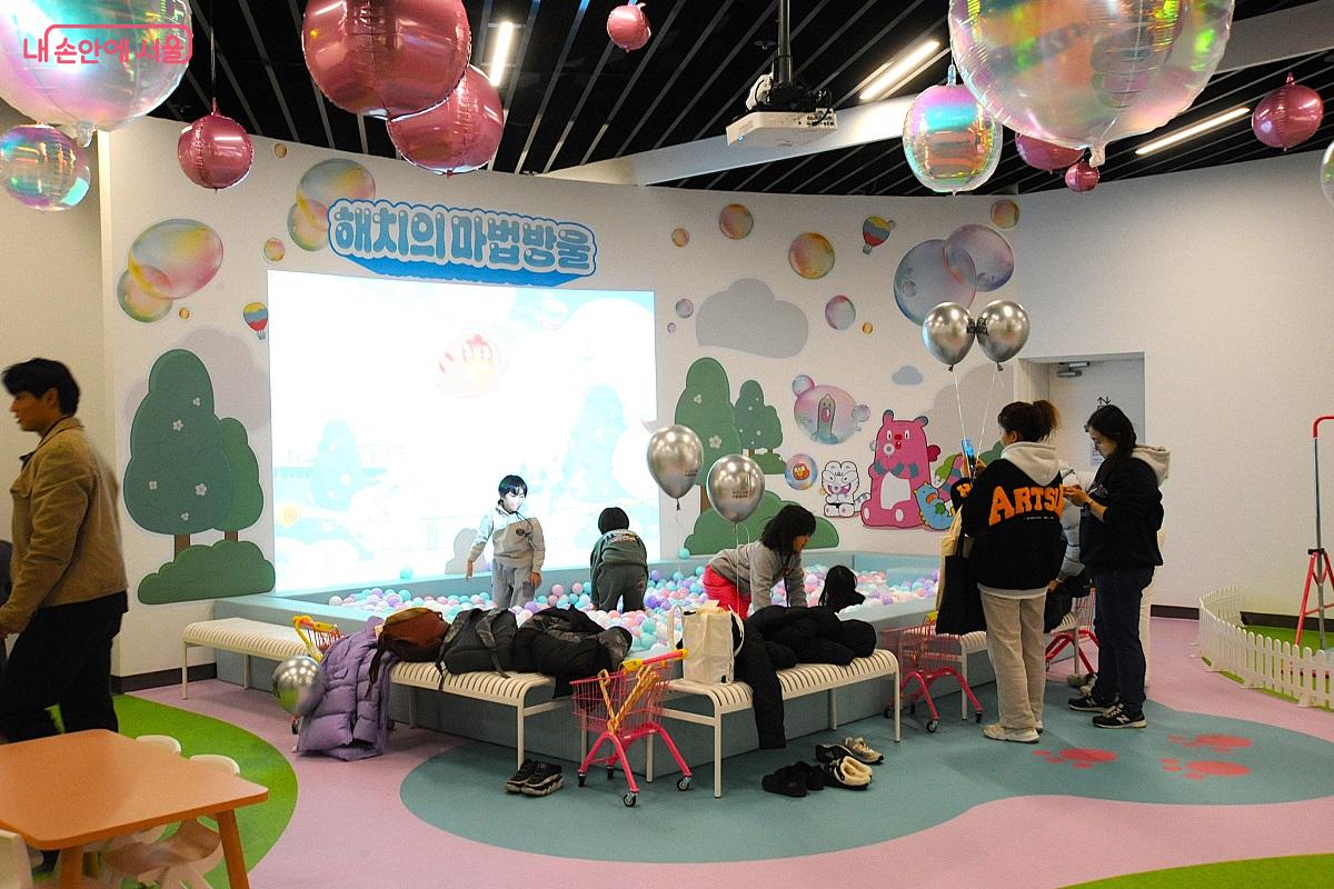 가족 모두가 즐거운 키즈라운지의 볼풀장 &lsquo;해치의 마법 방울&rsquo; &copy;조수봉