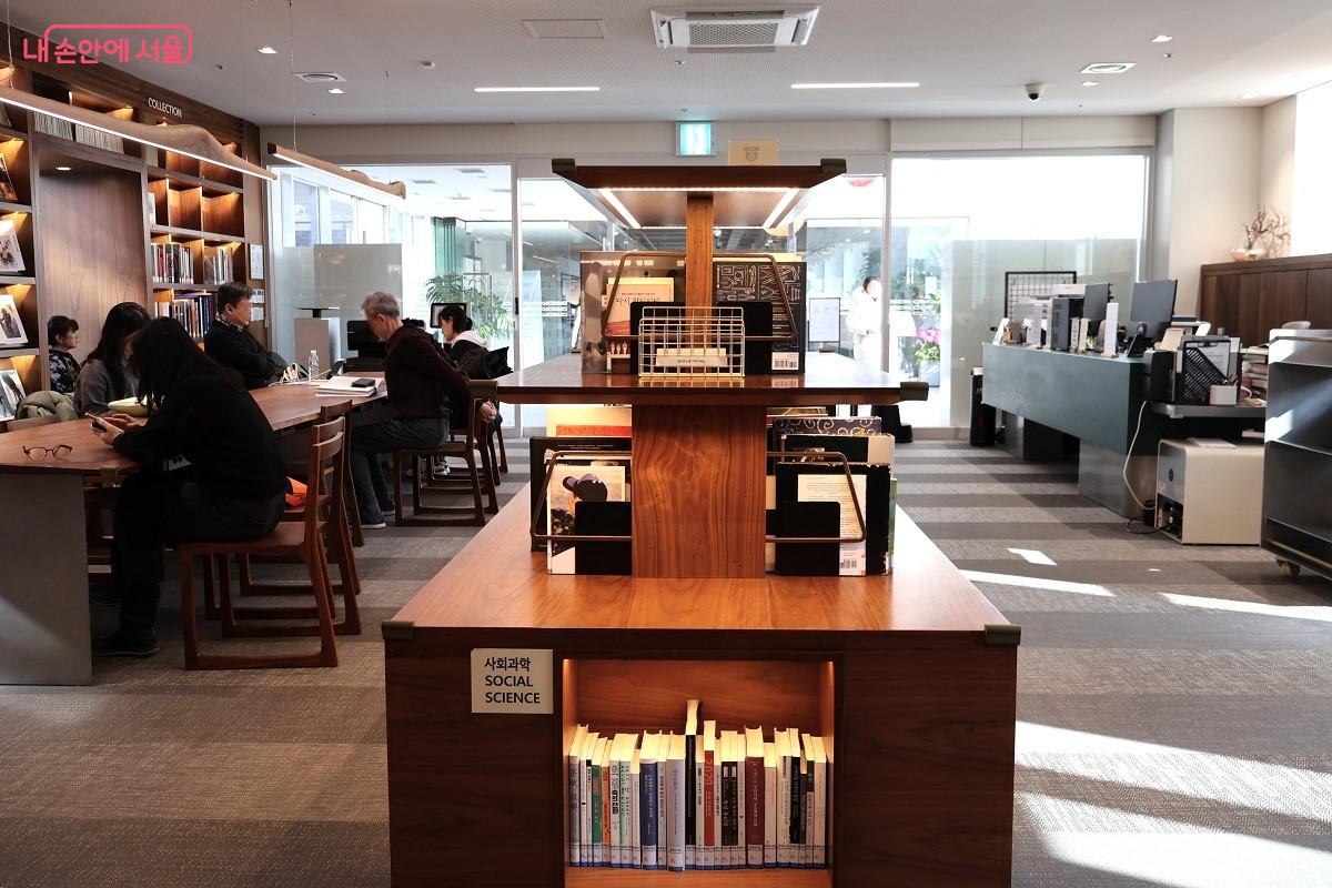 국내 유일의 공예 특화 도서관인 공예도서실 &copy;김대진 