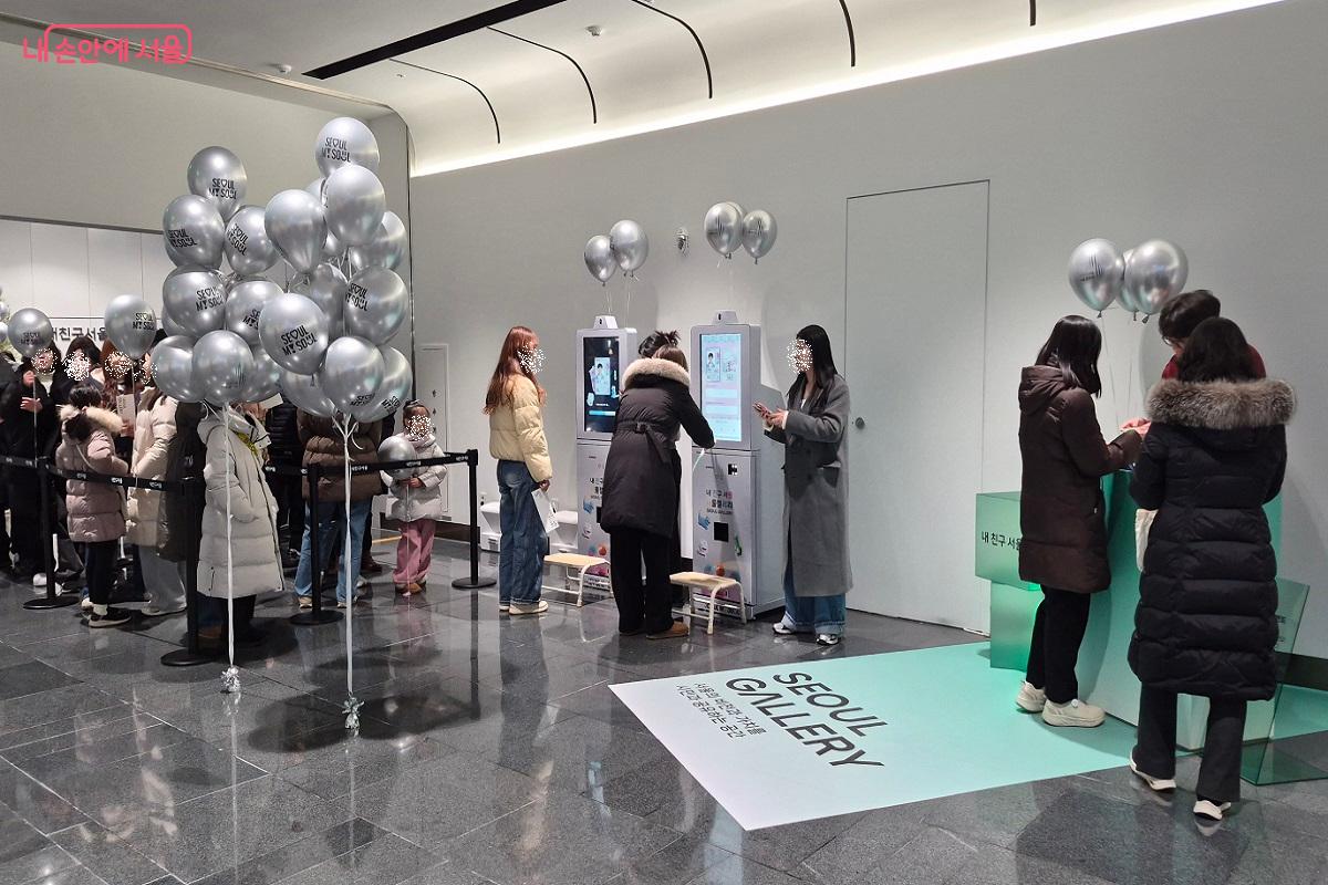 미래서울시민증 발급을 위해 많은 분들이 대기하고 있다. 