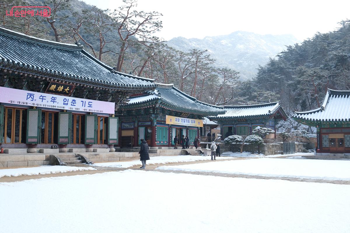 대웅전과 명부전 우측으로 독성전, 칠성각이 있다. &copy;박우영