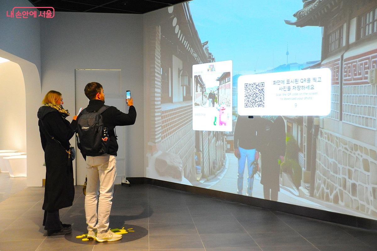세계의 랜드마크 속 내 모습을 촬영할 수 있는 &lsquo;MR체험 월&rsquo; 포토존 &copy;조수봉