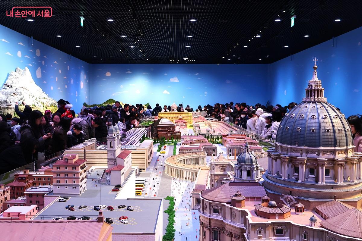 서울 노원기차마을 전시관 풍경, 지난 주말 개관 첫 날 전시관은 방문객들로 발디딜 틈이 없었다. &copy;김대진 