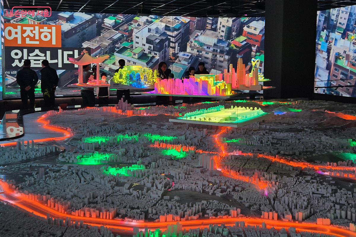 1,600:1 스케일의 서울 지도 모형은 내가 사는 이 도시가 얼마나 역동적으로 설계되고 있는지 한눈에 보여준다.