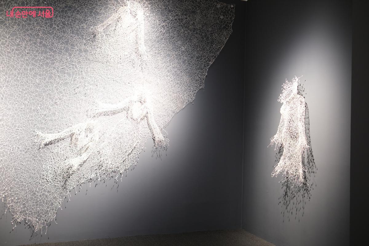 벽면에 부조 형태로 설치된 작품들도 인상적이었다. &copy;박우영