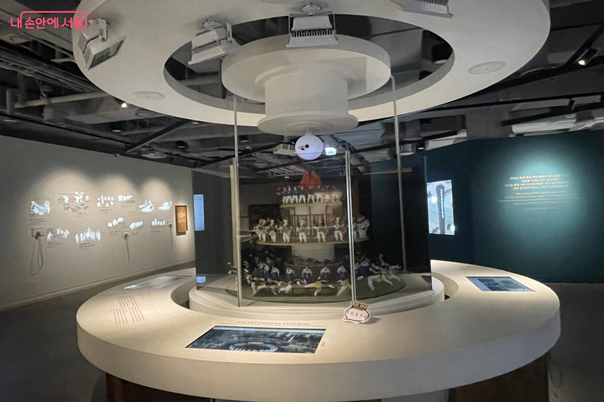 퀴즈를 맞히면 농무에 맞춰 인형들이 춤을 춘다. &copy;이정민