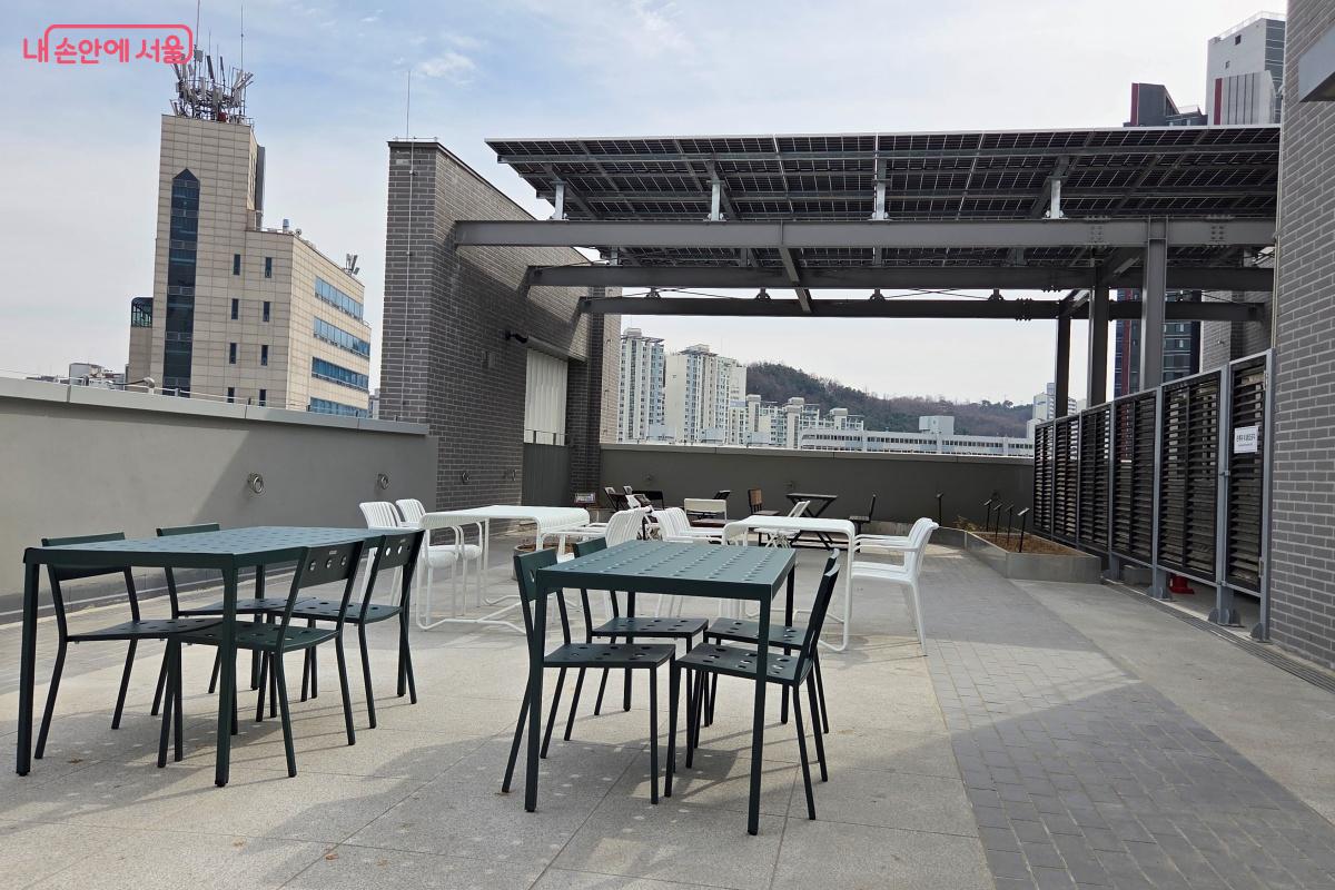 옥상의 탁 트인 &lsquo;공유의 마당&rsquo;은 누구나 편하게 이용할 수 있는 장소다. &copy;김미선