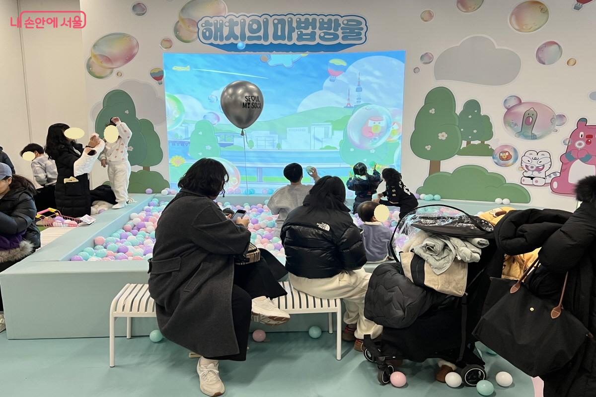 키즈 라운지에 설치된 놀이 시설. ⓒ박지영