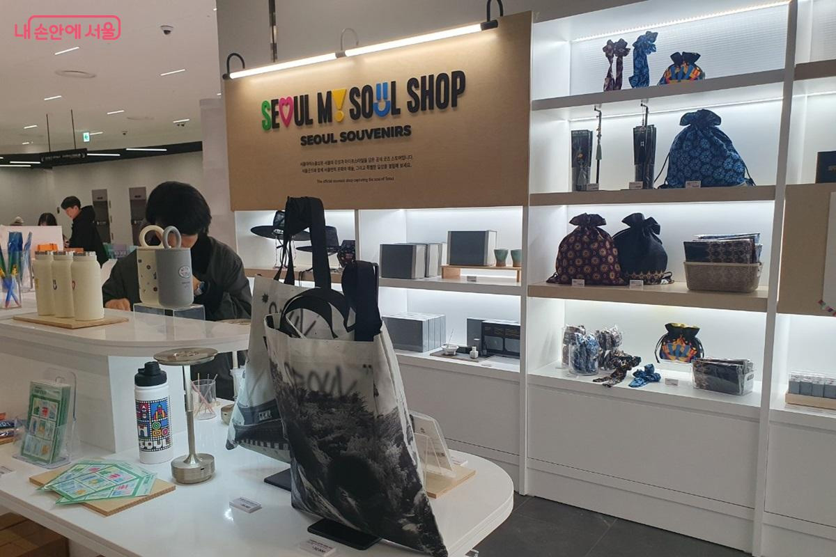 120여 종의 세련된 서울 굿즈를 만날 수 있다.  &copy;엄윤주