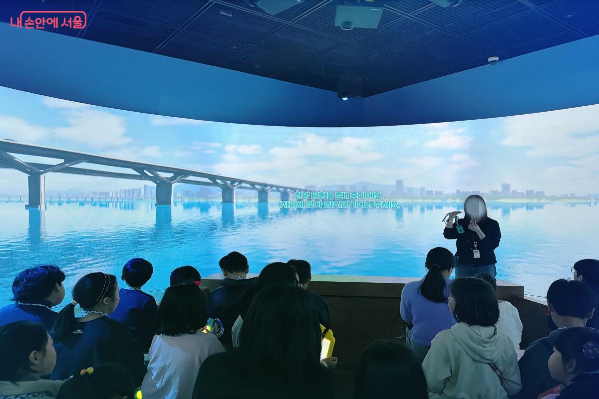 해설사의 설명을 들으며 차근차근 프로그램에 참여할 수 있다. ©노윤지