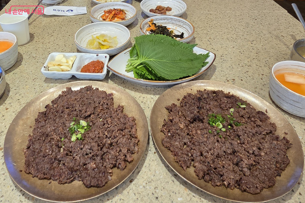 전통 놋 그릇에 나오는 고기를 보니 대접 받는 기분 ©장미화