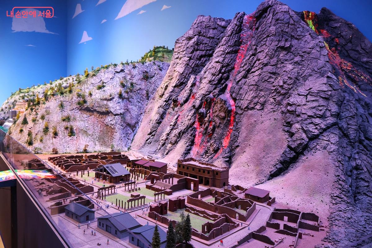 폼페이 & 배수비오 화산: 폼페이는 베수비오 화산이 폭발하면서 순식간에 화산재 아래 묻힌 고대 로마 도시로 천 년 넘게 잊혀 있다가, 18세기에 본격적이 발굴이 시작되어 모습을 드러냈다. &copy;김대진 