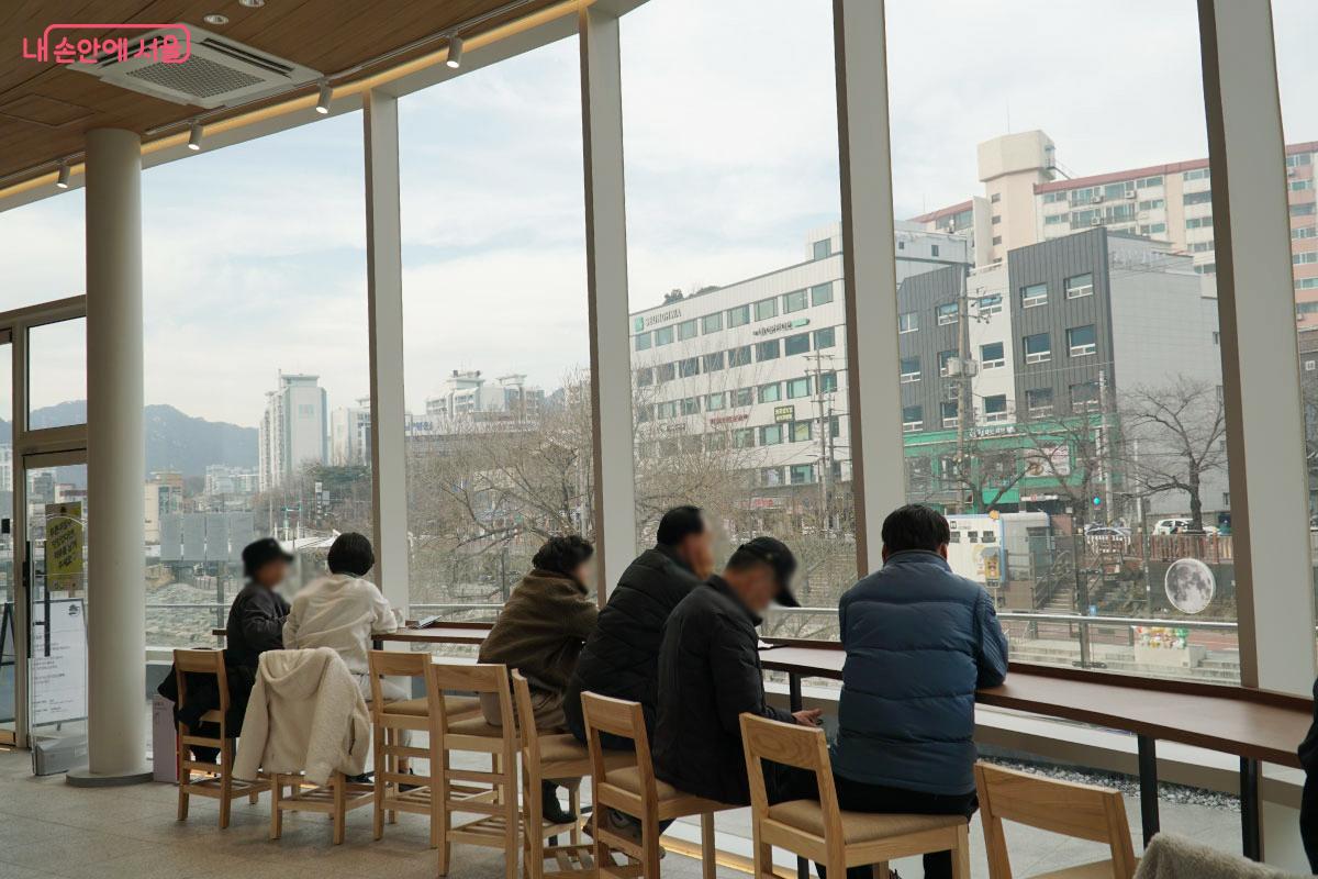 재간정에는 우이천 풍경을 볼 수 있는 자리가 많다. &copy;홍혜수
