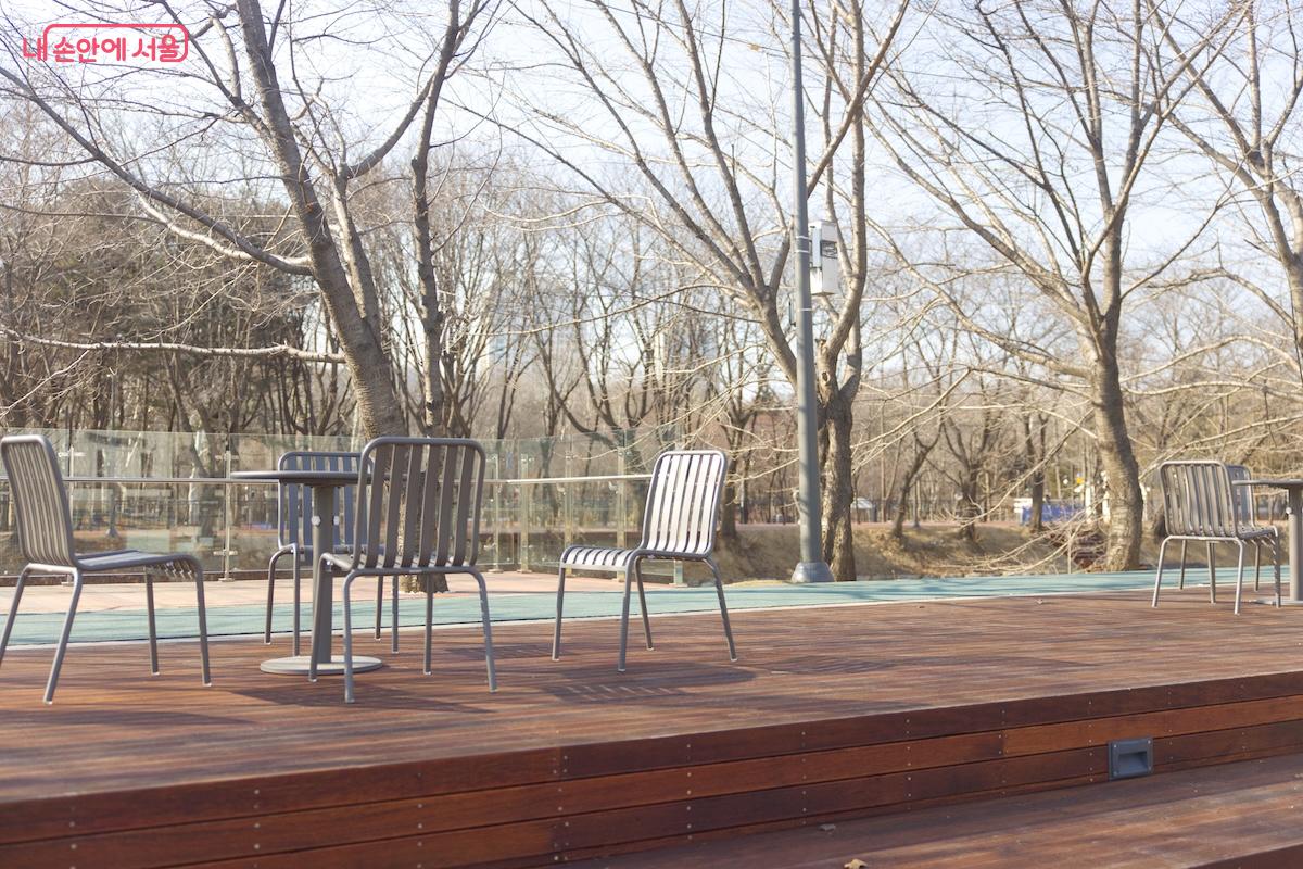 여의천 수변 공간과 연결되어 있는 카페 옥상 데크가 봄을 기다리고 있다