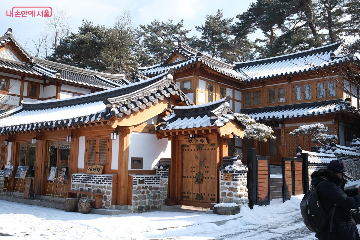 2층 한옥, 다세대형 한옥 등 새로운 형태의 한옥들을 만날 수 있다. &copy;박우영