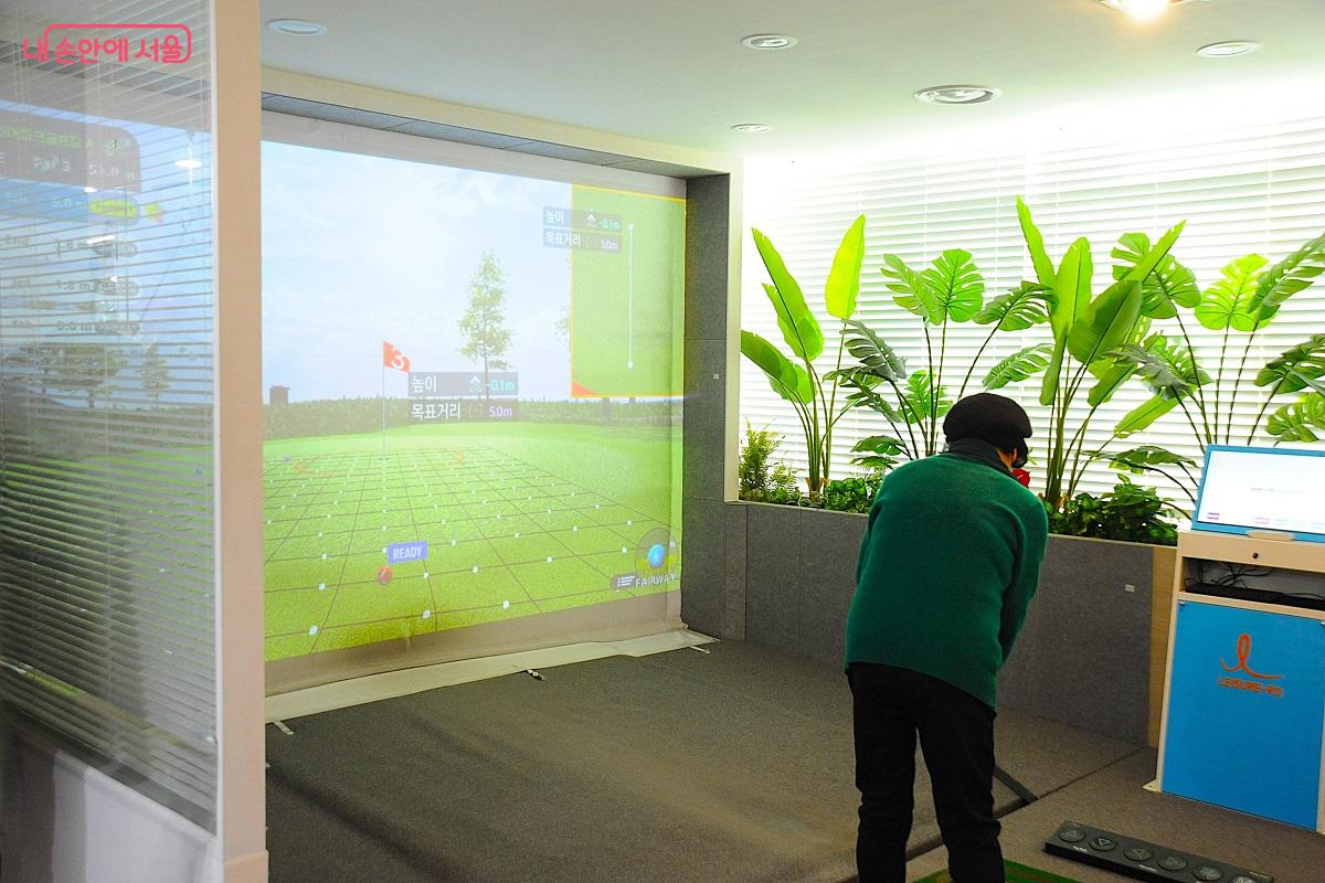 ‘스크린 파크골프’를 즐기는 어르신 ©조수봉