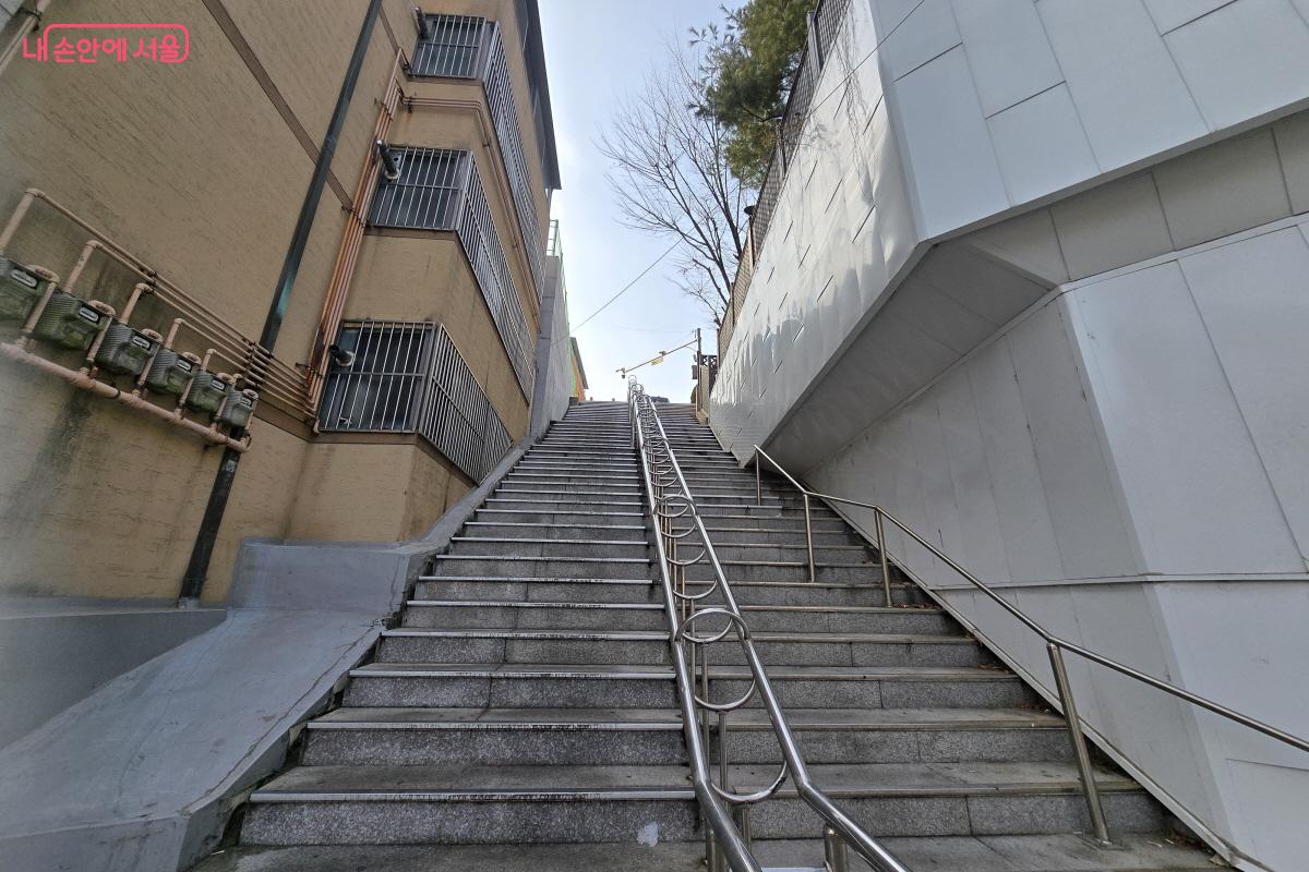 아래에서 바라본 사당동 대상지 현장 &copy;조수연