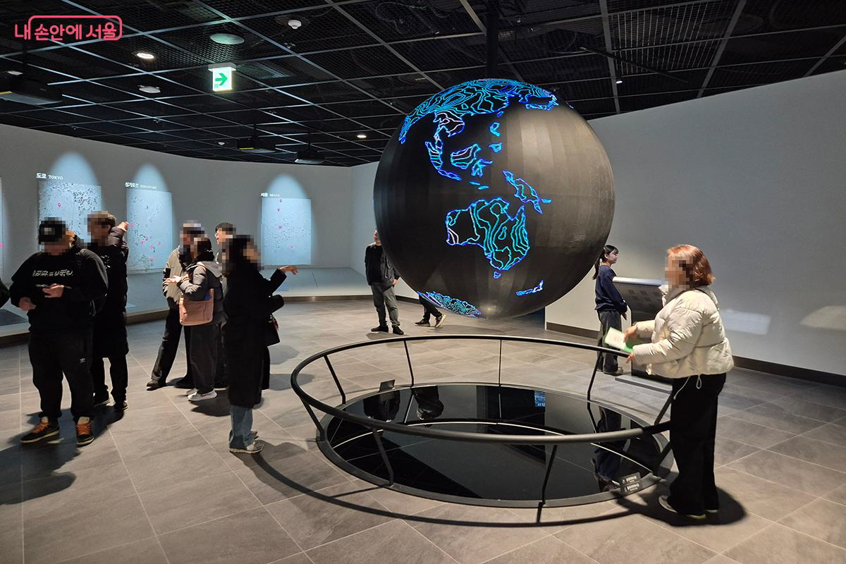 &lsquo;내친구서울 2관&rsquo;은 서울의 글로벌 도시경쟁력과 비전을 경험하고 세계 속의 서울을 만나볼 수 있는 공간으로 조성됐다. 