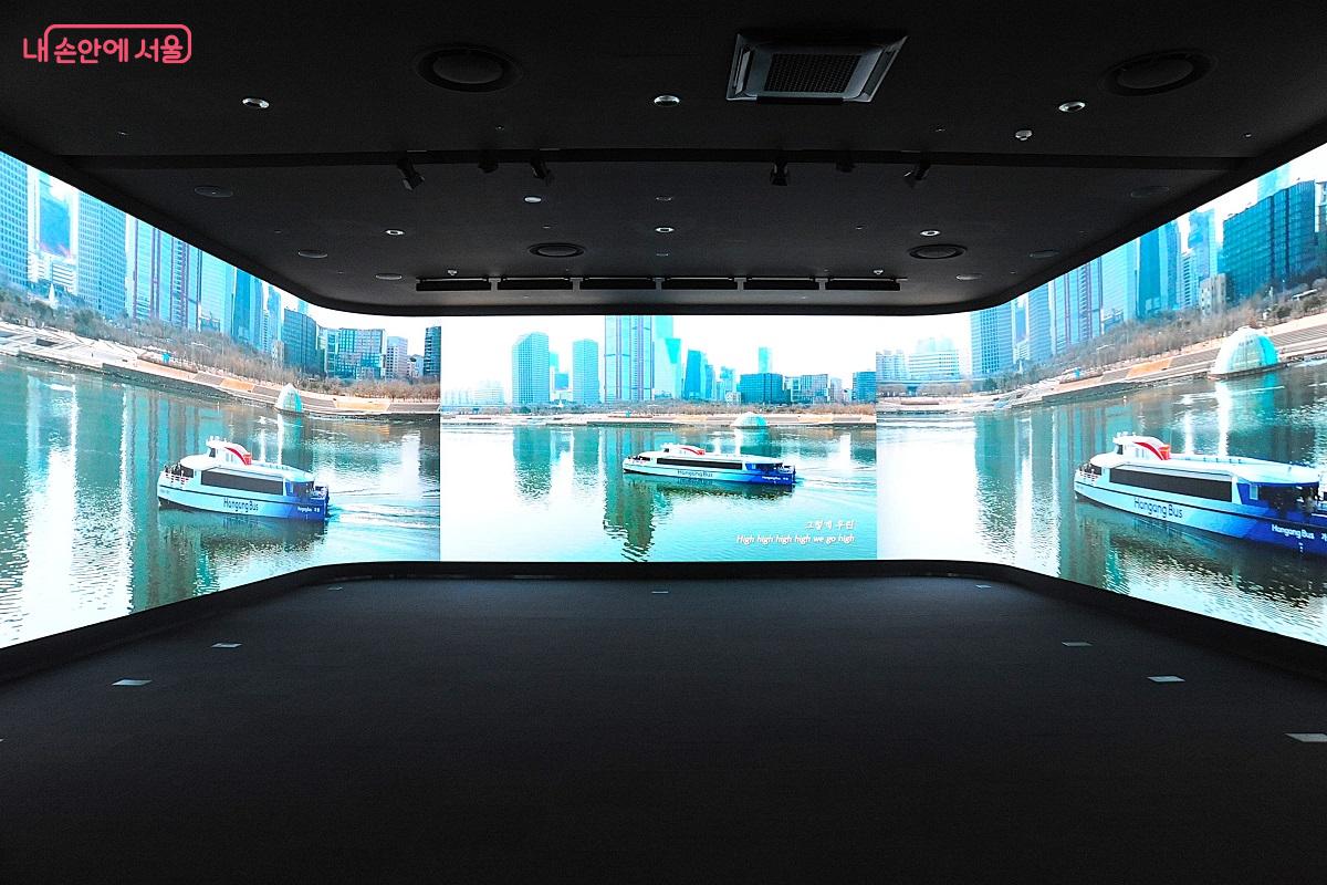 서울시 홍보 영상과 미디어아트 작품이 상영되는 3면이 미디어월인 &lsquo;브리핑룸&rsquo; &copy;조수봉