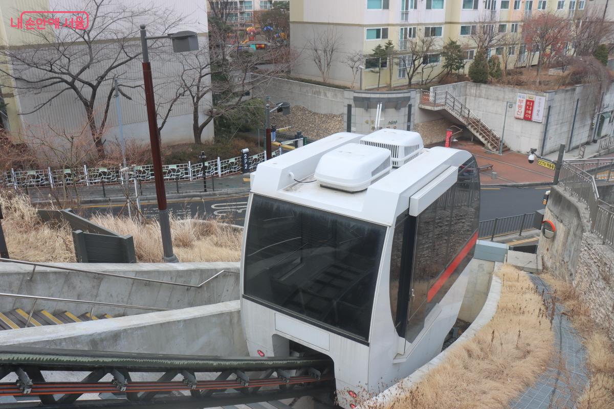 보행약자의 이동 편의 개선을 위한 맞춤형 이동 수단. 사진은 대현산배수지공원 모노레일 &copy;조수연