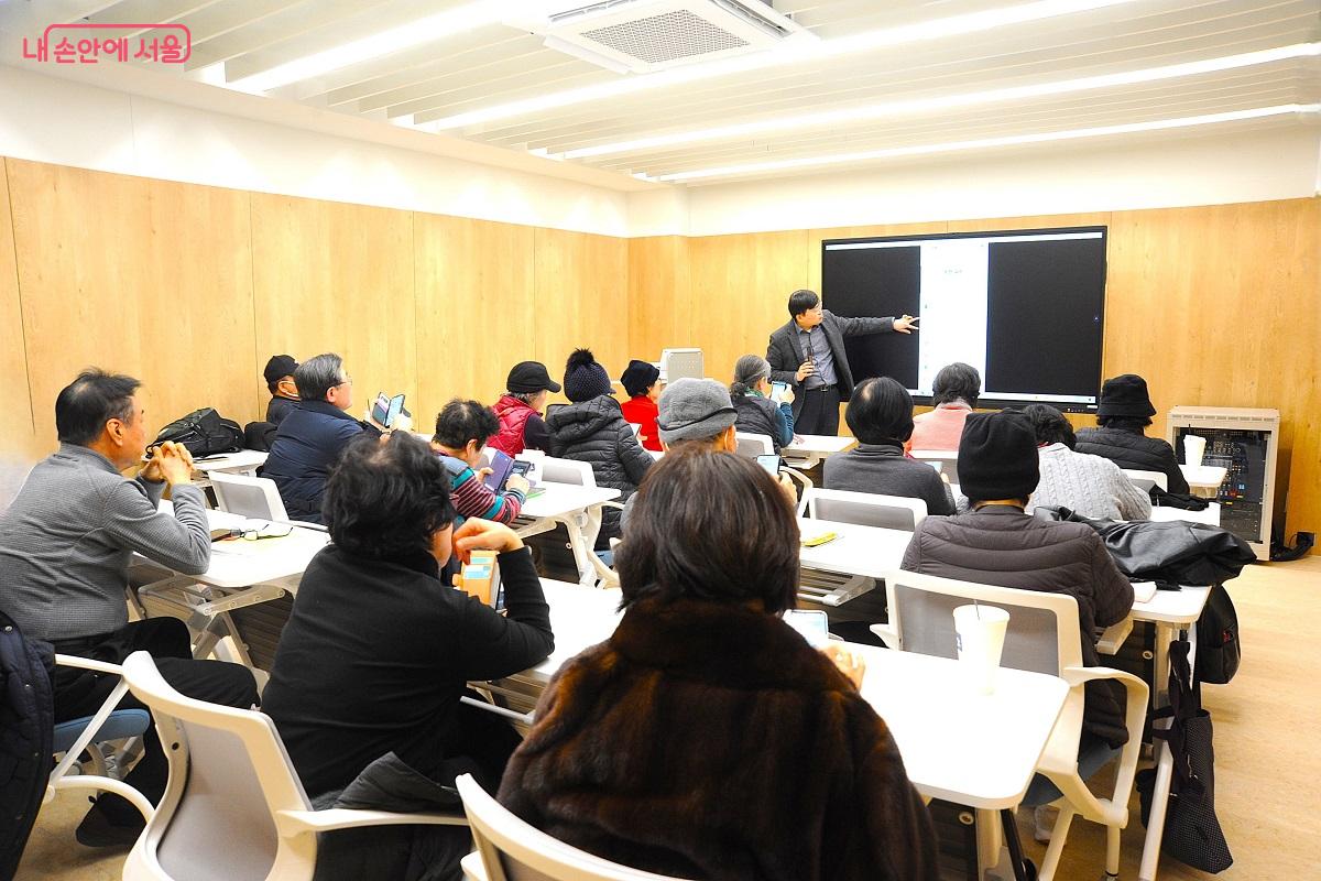 강의실에서는 스마트폰·인터넷 사용, 사진·영상 편집, 디지털 아트 등의 교육이 진행된다. ©조수봉