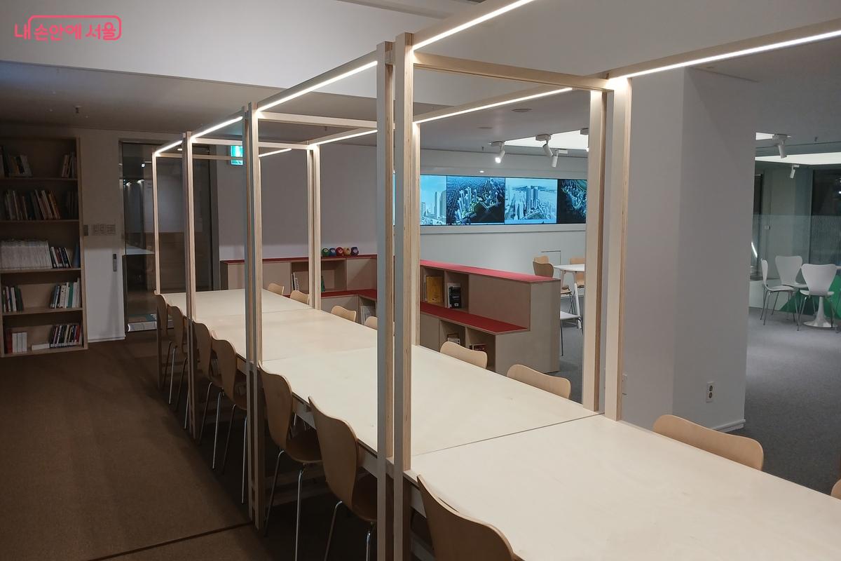 휴식할 수 있도록 넓은 공간과 함께 테이블과 의자가 있었다ⓒ유지민