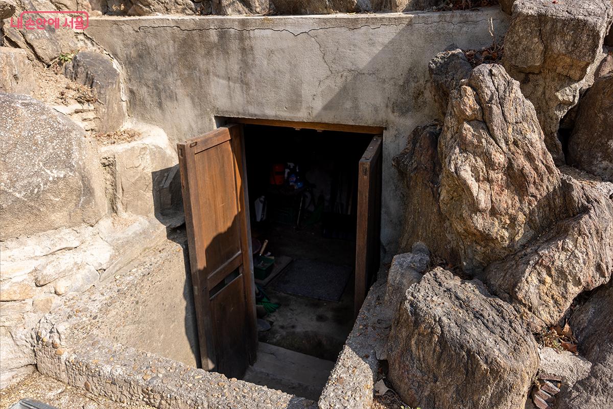 한옥 뒤편에 자리한 옛 저장공간 입구ⓒ장신자