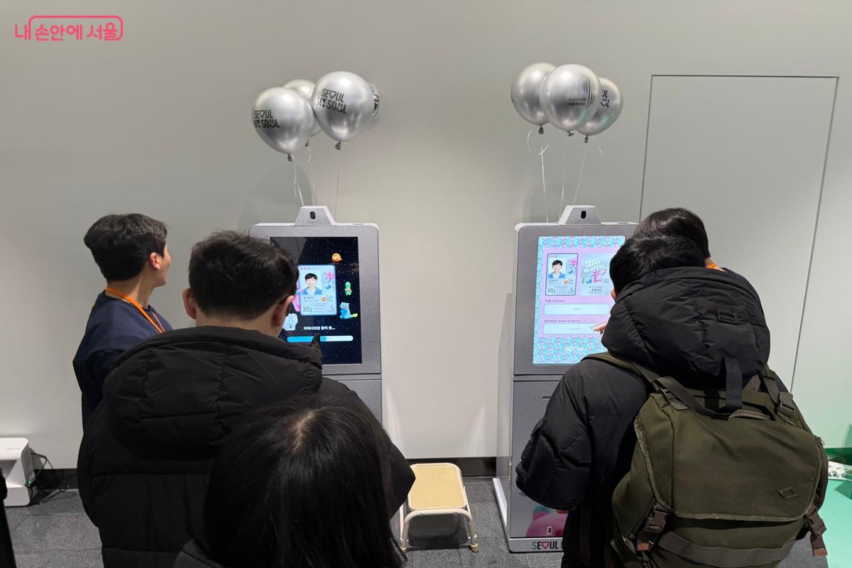 미래서울시민증 발급을 위해 대기중인 시민들 ⓒ우현희