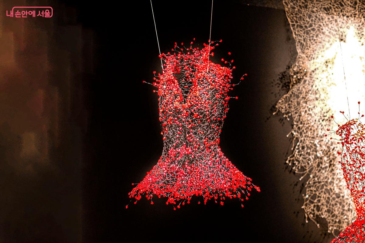 특히 인상적이었던 붉은 비즈 드레스 &copy;박우영