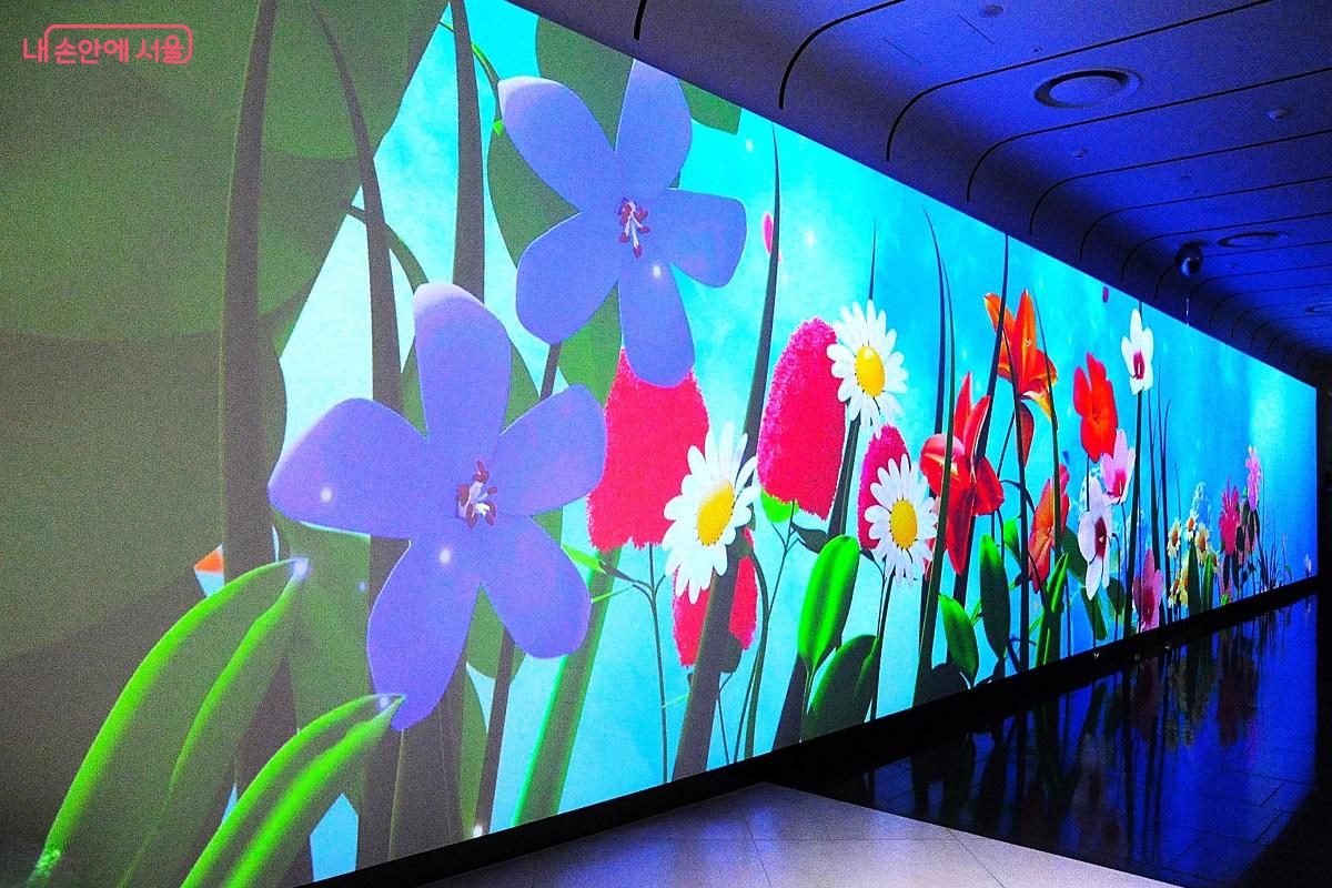 1관 입구 대형 미디어월에서는 서울의 사계절 매력 식물을 테마로 한 &lsquo;디지털 정원&rsquo;이 상영 중이다. &copy;조수봉