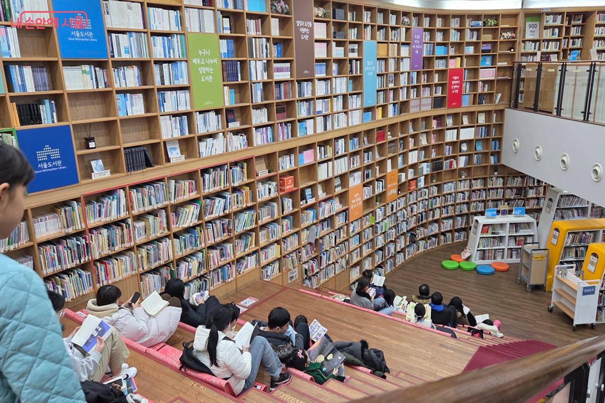 서울도서관 1층 '생각마루' 계단 좌석에 이른 시간부터 독서 삼매경에 빠진 시민들이 앉아 있다. ©이상돈