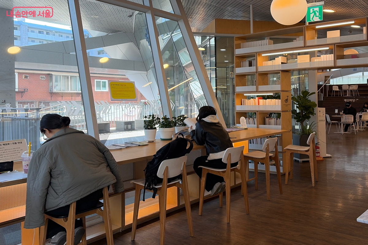 성수책마루에서 조용히 책을 읽고 있는 시민들 ⓒ최재준